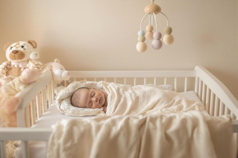 Nouveau-né qui dort beaucoup et mange peu : que faire ?
