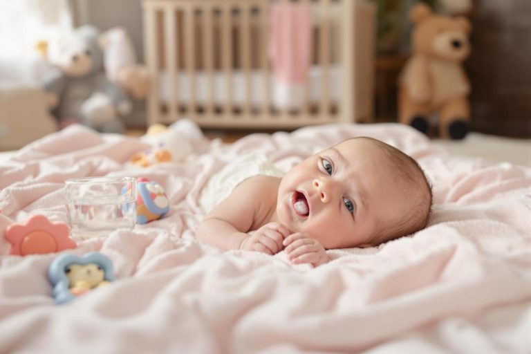 Urine bébé qui sent fort poussée dentaire : causes et solutions