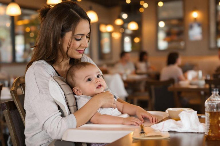 peut-on sortir avec un bébé non vacciné au restaurant